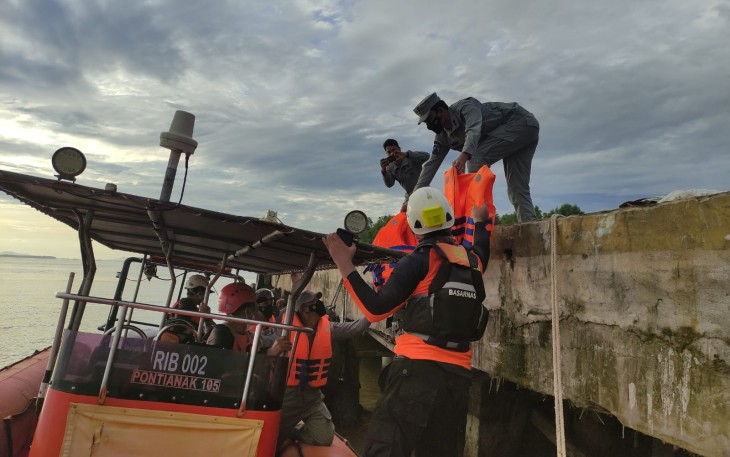 PKKL Sambas Bakamla RI saat Selamatkan Korban Kapal Tenggelam