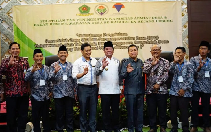 Wagub Bengkulu Rosjonsyah saat membuka acara peningkatan kapasitas kepala Desa dan ketua BPD se Kabupaten Rejang Lebong yang dilaksanakan di Hotel Santika, Jum'at (1/07).