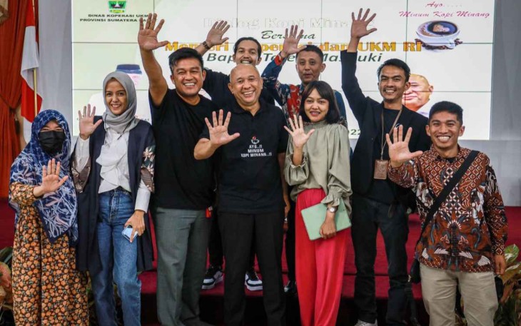 MenkopUKM Teten bersama komunitas kopi millenial Sumbar di Padang