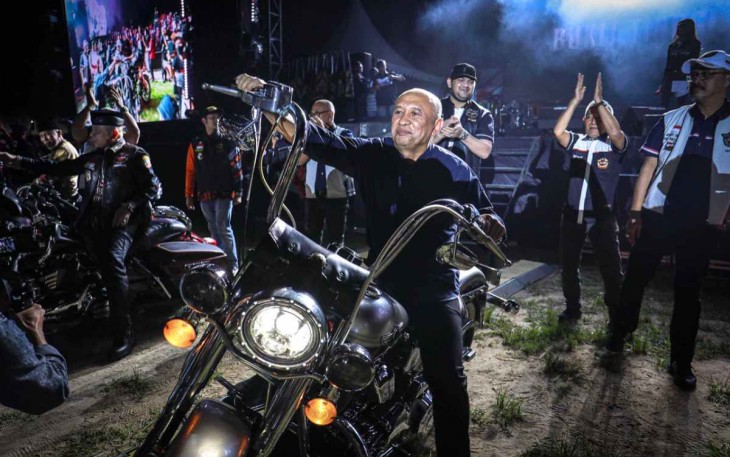 MenkopUKM Teten Masduki saat kendarai Harley dalam acara Sumatera Bike Week HDCI 2022 di Bukittinggi 