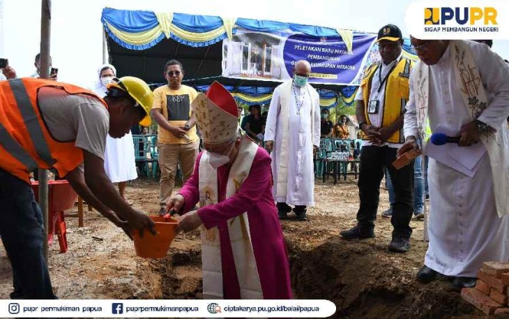 Uskup Agung Merauke saat meletakkan batu pembangunan gedung keuskupan agung Merauke