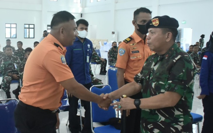 Pangkoarmada III saat membuka brefing penanggulangan bencana 