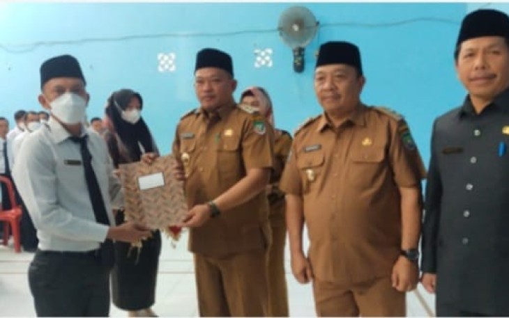 Bupati Erwin saat serahkan SK