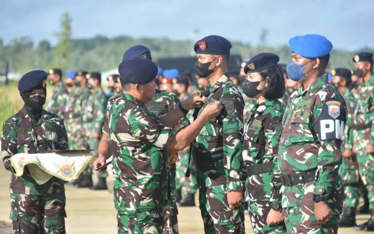 Pangkoarmada III saat menyematkan Brevet Scuba TNI AL