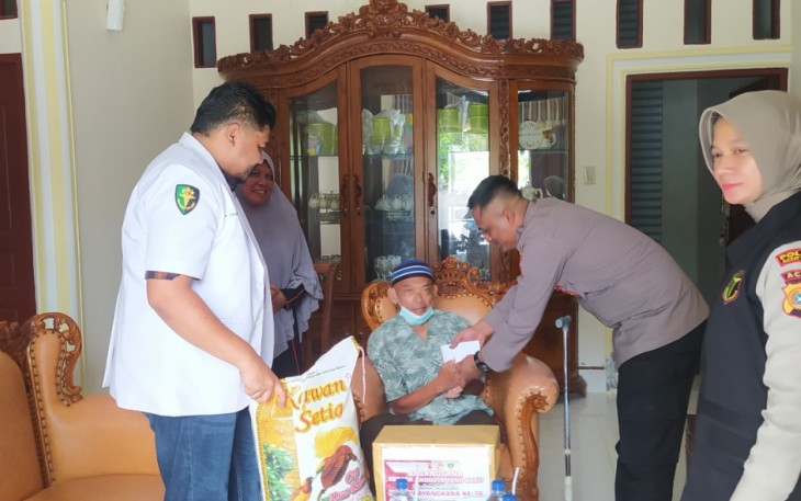 Polres Aceh Timur saat Jenguk Personel yang Sakit