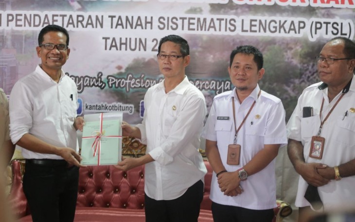Wakil Walikota Bitung Hengky Honandar di dampingi Sekda Kota Bitung dan Asisten II saat menghadiri penyerahan Sertifikat PTSL oleh BPN Bitung
