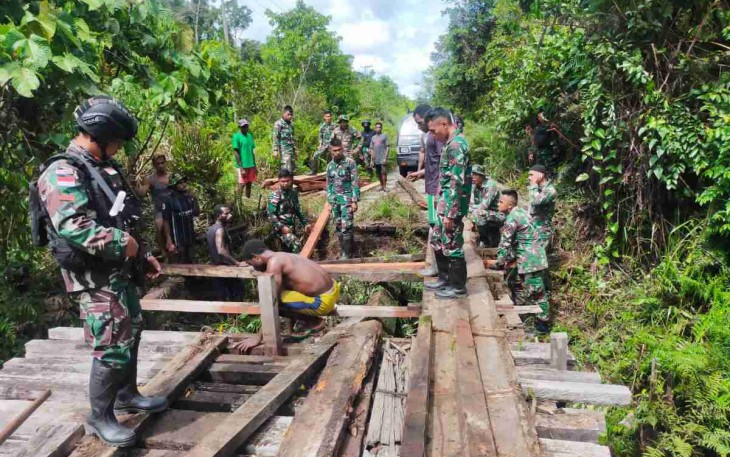 Perbaikan jembatan yang dilakukan Satgas Yonif 142/KJ bersama masyarakat