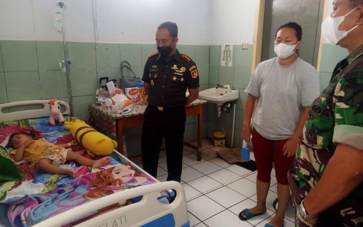 Dandim 1310/Bitung saat menjenguk anak dari anggota Koramil 1310-01/Bitung Kodim 1301/Bitung