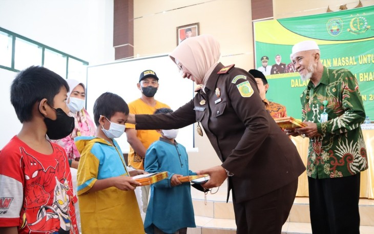 Kepala kejaksaan Negeri Bengkulu Yunitha Arifin saat sapa peserta khitanan massal