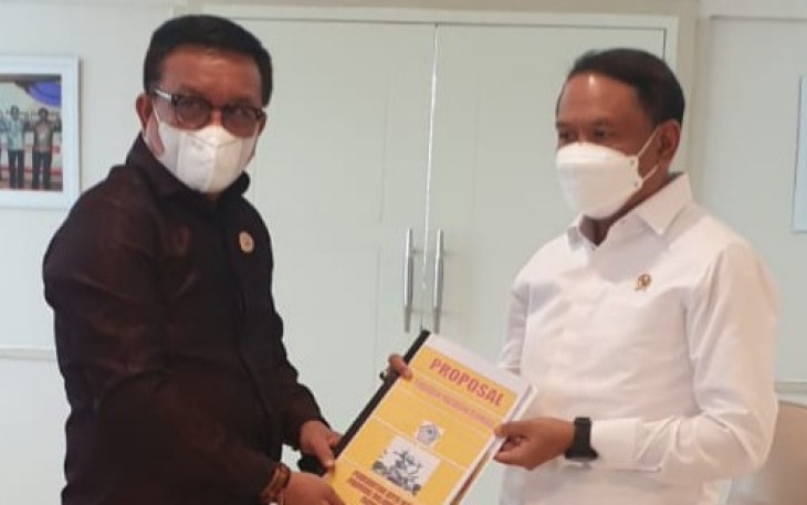Walikota Bitung Maurits Mantiri saat menyerahkan proposal kepada Menpora