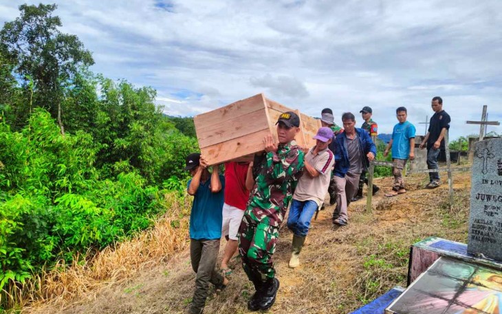Bantu pemakaman warga di perbatasan 