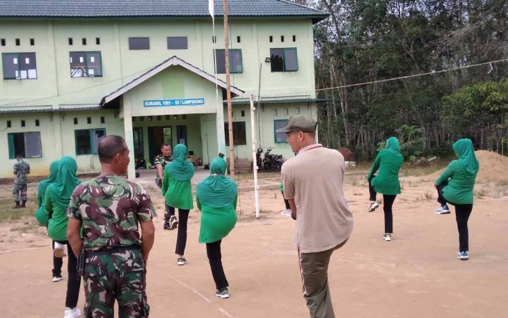 Olahraga bersama personel dan Persit KCK ranting 06 Lampihong 