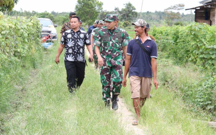 Dandim Kutai Kartanegara saat tinjau lokasi TMMD 