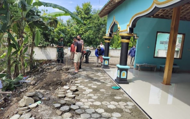 Gotong royong bersihkan masjid