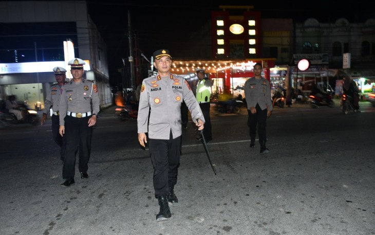 Kapolres Aceh Timur saat Pimpin Langsung Pengamanan Malam Takbiran Idul Adha 1443 H.