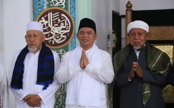Bupati dan Wabup Labuhanbatu seusai Sholat Idul Adha 1443 H di Mesjid Raya Rantau Prapat 