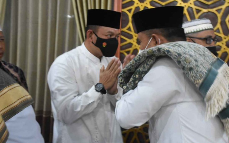 Dandim Madiun bersalam-salaman usai salat Idul Adha 