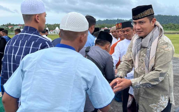 Danlanud Maimun Saleh bersalam-salaman usai salat Idul Adha 