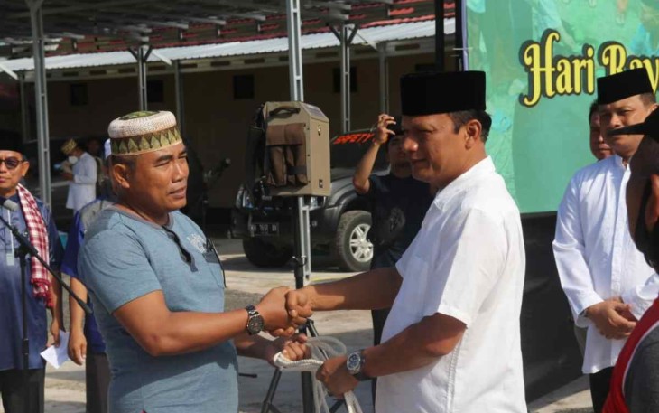 Kapolda Kalteng saat menyerahkan secara simbolis hewan qurban 