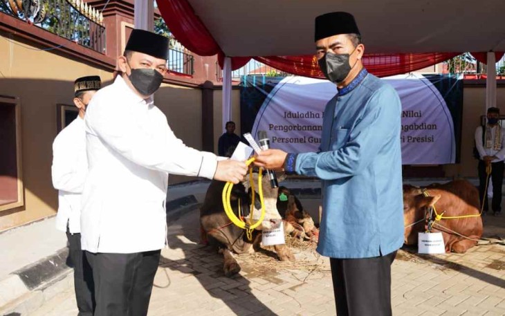 Kapolri saat menyerahkan hewan qurban 