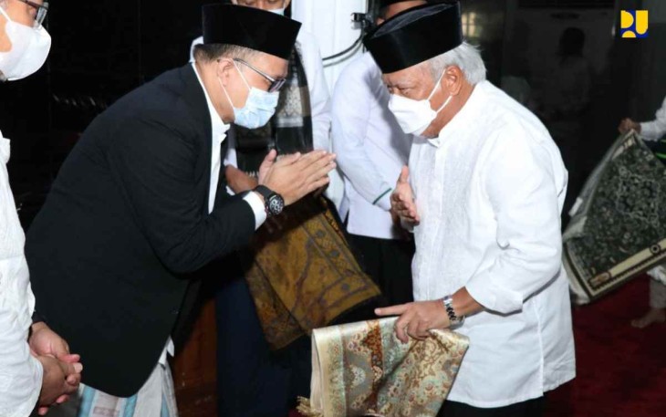 Menteri Basuki saat salat Idul Adha di Masjid As Salam