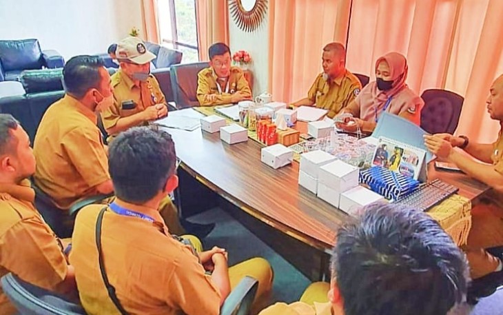 Jajaran Diskominfo Kota Tanjungpinang saat mengunjungi kantor Diskominfo Provinsi Kepri pada Selasa (12/7), untuk melakukan studi banding agar aplikasi SIAP bisa segera digunakan di Pemko Tanjungpinang.