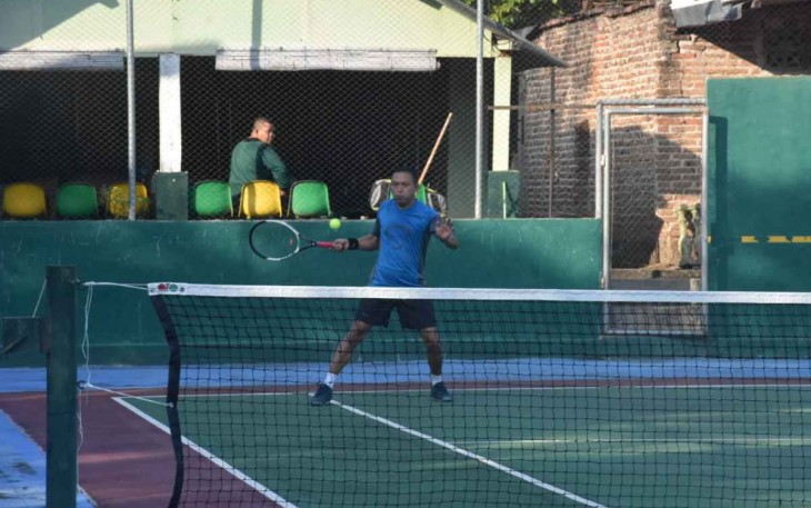 Dandim Madiun saat berolahraga tenis lapangan bersama anggotanya