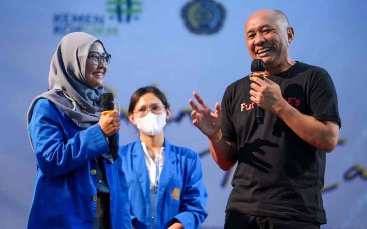 MenkopUKM saat berdialog bersama mahasiswa 