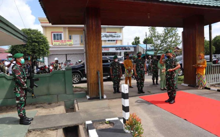 Danrem 121/Abw berikan hormat kepada petugas jaga di Kodim 1203/Ktp