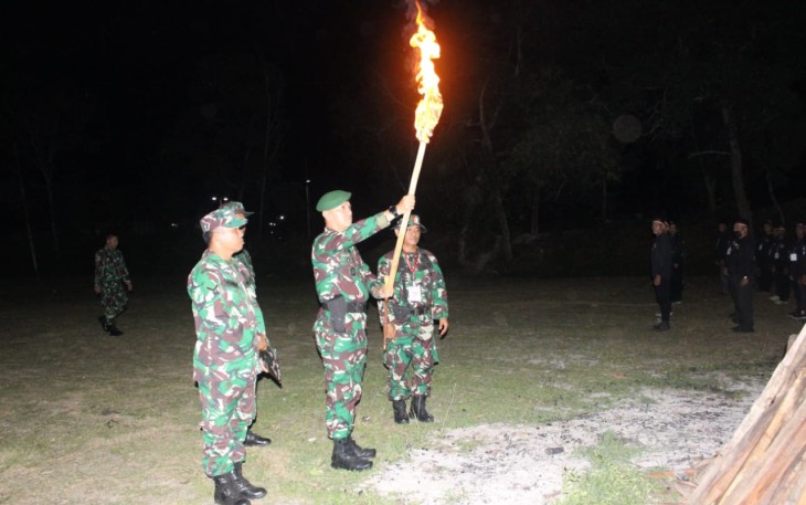Dandim Palangka Raya saat Pimpin Upacara Api Unggun Dalam Malam Puncak Pelatihan Bela Negara Beta Talawang 1 