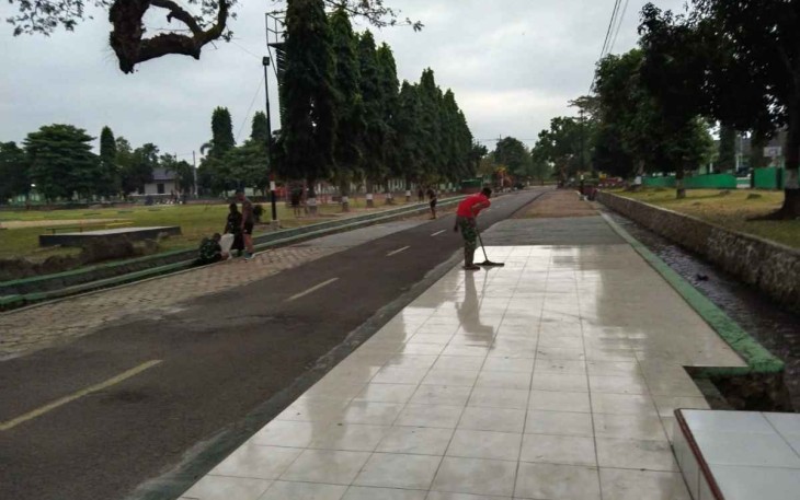 Prajurit Yonif 511/DY saat pembersihan pangkalan