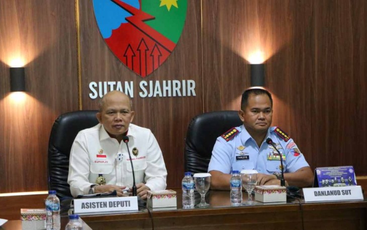 Danlanud Sutan Sjahrir saat menerima kunjungan Kemenko Polhukam di Lanud Sutan Sjahrir Padang