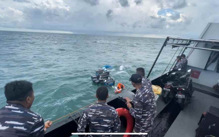 Evakuasi ABK kapal tenggelam di selat Karimata 