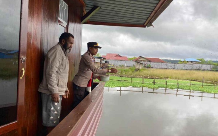 Silaturahmi bersama tokoh masyarakat sambil memberikan pakan ikan