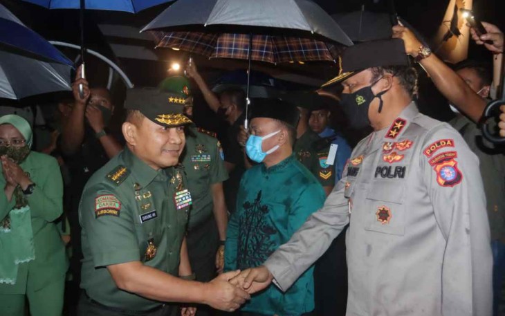 Kapolda Kalteng saat menyambut kedatangan Kasad