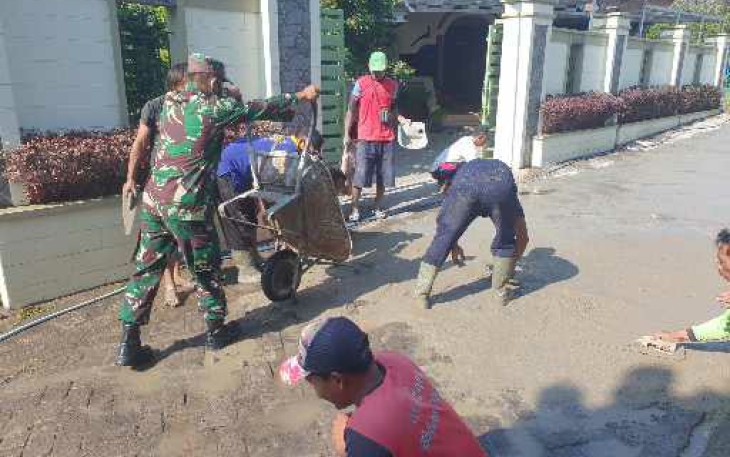 Berjibaku perbaiki jalan desa bersama warga binaan