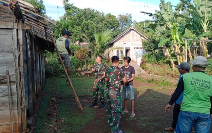 Gotong royong perbaiki rumah warga binaan