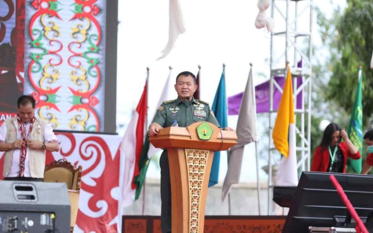 Kasad saat memberikan pembekalan di stadion mini Universitas Palangka Raya 