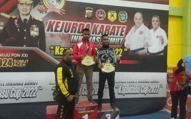 Prajurit Yonif 100/PS saat menerima medali emas di kejuaraan Karate Piala Kapoldasu