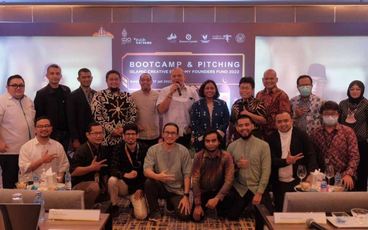 Foto bersama peserta ICEFF 2022 di Surabaya 