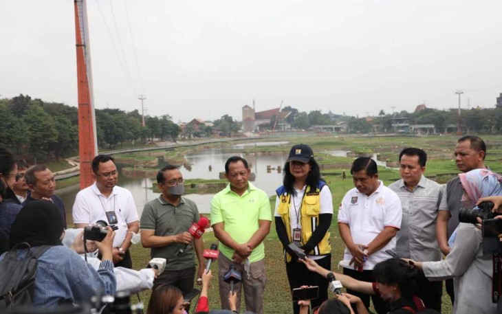 Mendagri dan Mensesneg saat meninjau  TMII