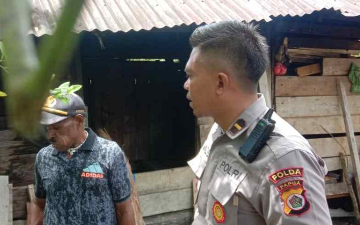 IPDA I Made Budi Dumariawan saat pengecekan spot kandang babi 