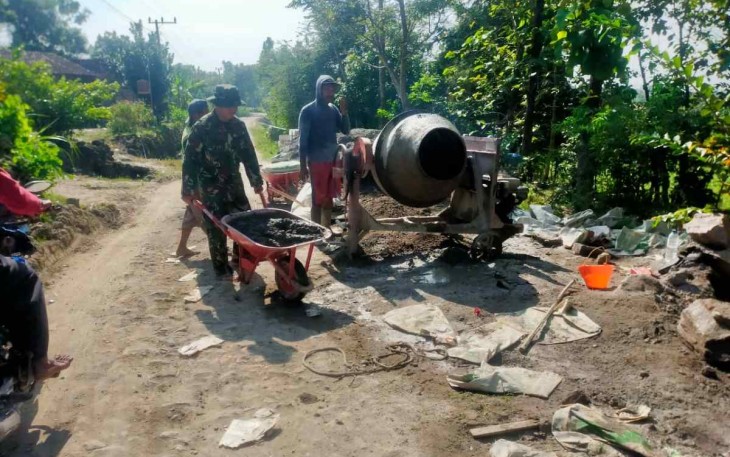 Wujud kebersamaan bersama warga binaan dengan gotong royong 