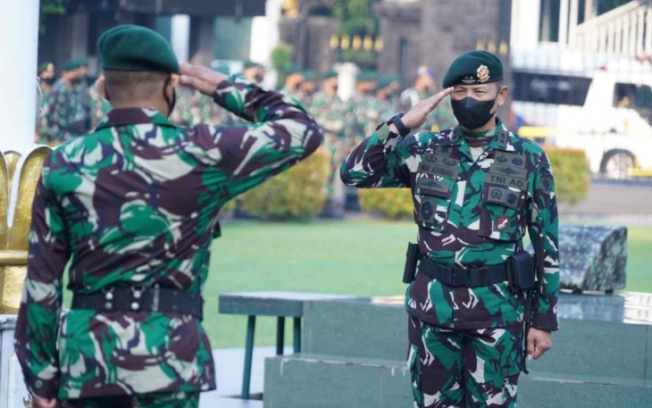 Kaskostrad saat pimpin upacara bendera
