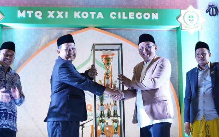 Walikota Cilegon saat memberikan piala MTQ XXI Kota Cilegon 