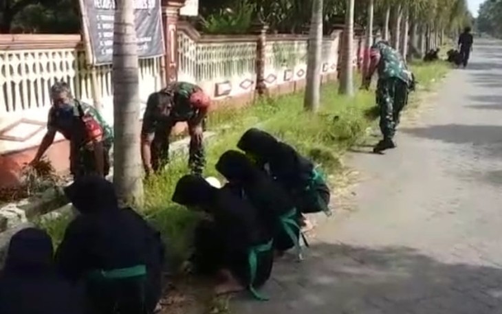 Gotong royong bersama warga binaan bersihkan lingkungan 
