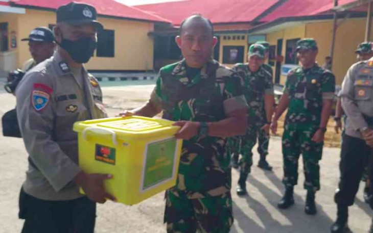 Pangdam Kasuari saat memberikan bingkisan di Polres Kaimana