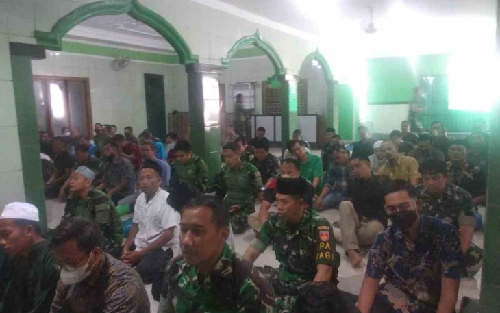 Anggota Korem 073 Sholat Jumat di Masjd At Taqwa Makorem 