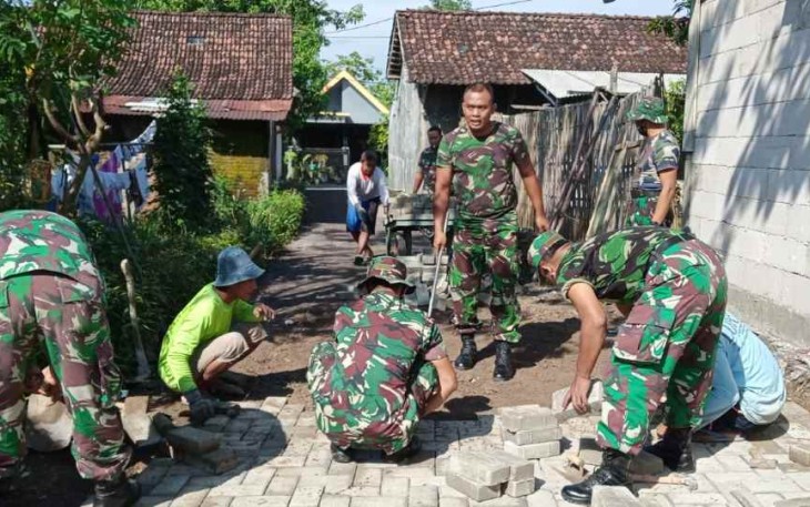 Pasang paving di desa binaan jalan dusun pojok