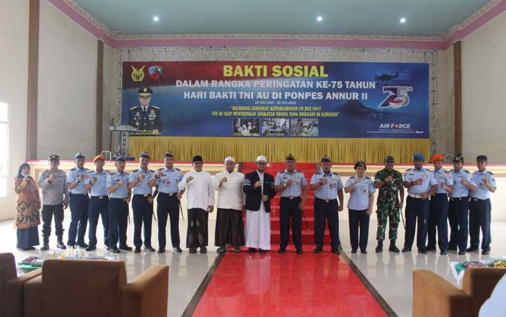 Foto bersama saat karya bakti Lanud Abd Saleh di Ponpes Wisata An Nur II Bululawang 